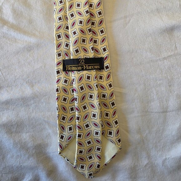 Neiman Marcus 100% Silk Tie Beige Red Geometric Pattern Classic Vintage 58x3.75 - Picture 9 of 12